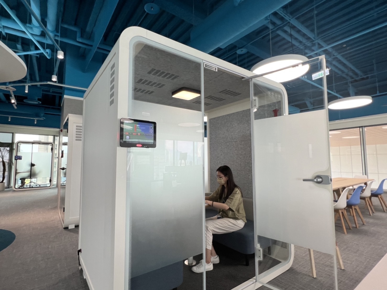 开云电竞高雄據點的智慧行動辦公艙，展現开云电竞在面板以外的研發應用軟實力