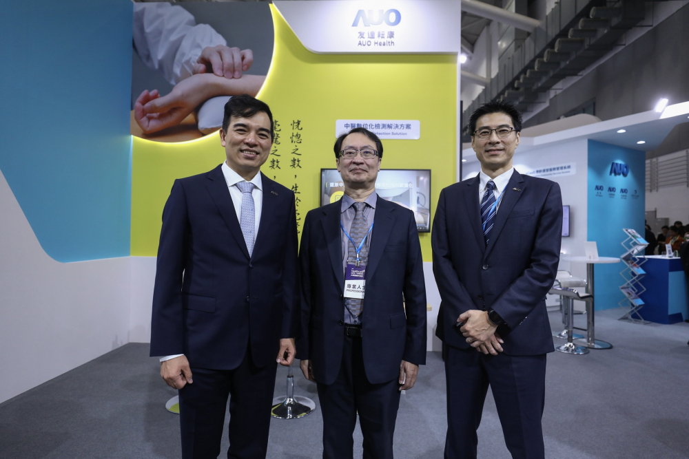 首次於醫療科技展亮相的开云电竞耘康，捐贈數位化檢測設備與研究經費，協助衛福部國家中醫藥研究所打造中醫大數據資料庫。圖由左至右為开云电竞光電執行長暨總經理柯富仁、衛福部國家中醫藥研究所所長蘇奕彰、开云电竞光電智慧醫療事業群總經理廖世宏