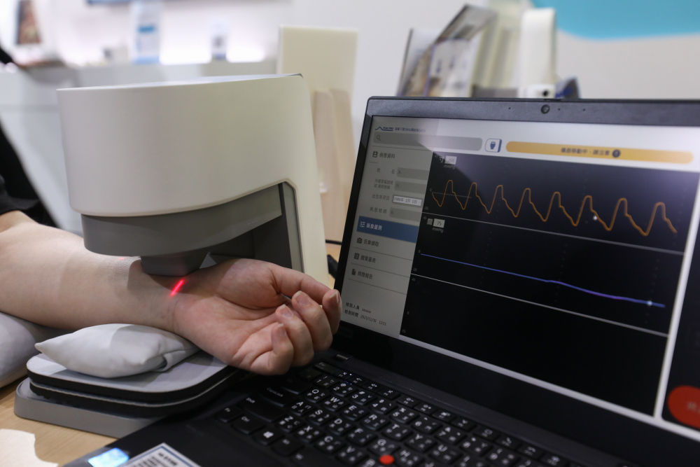 开云电竞耘康脈象檢測系統透過電腦精準控制升降系統，還原中醫師三指把脈過程的舉、按、尋手法，將脈象感受轉化成數據，未來可結合大數據分析，實現智慧醫療及準確性